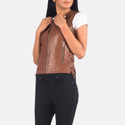 Vue détaillée of V-neck &amp; Zipper Hardware on Women's Vanda Marron Leather Biker Vest pour Femme