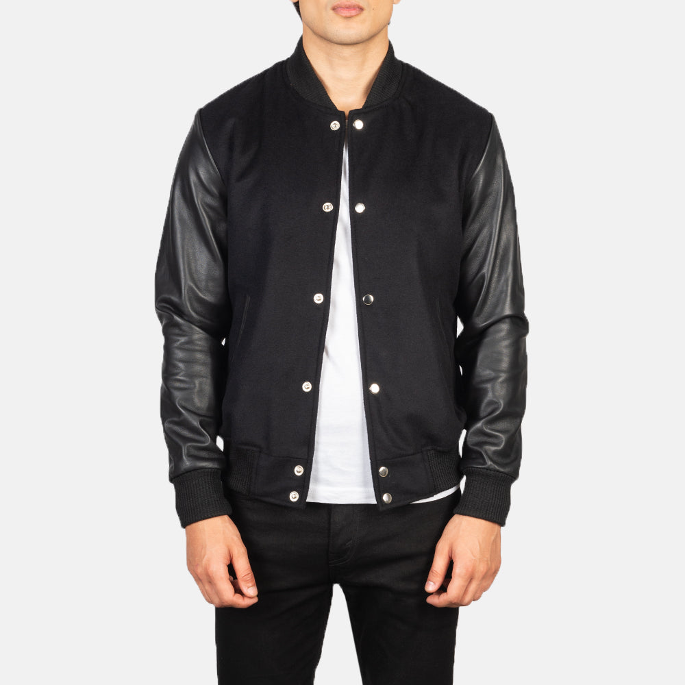 Men's Vaxton Noir Hybrid Varsity Veste en Cuir pour Homme in Black Sheepskin Leather - Vue de face &amp; silhouette ajustée | Acheter en ligne