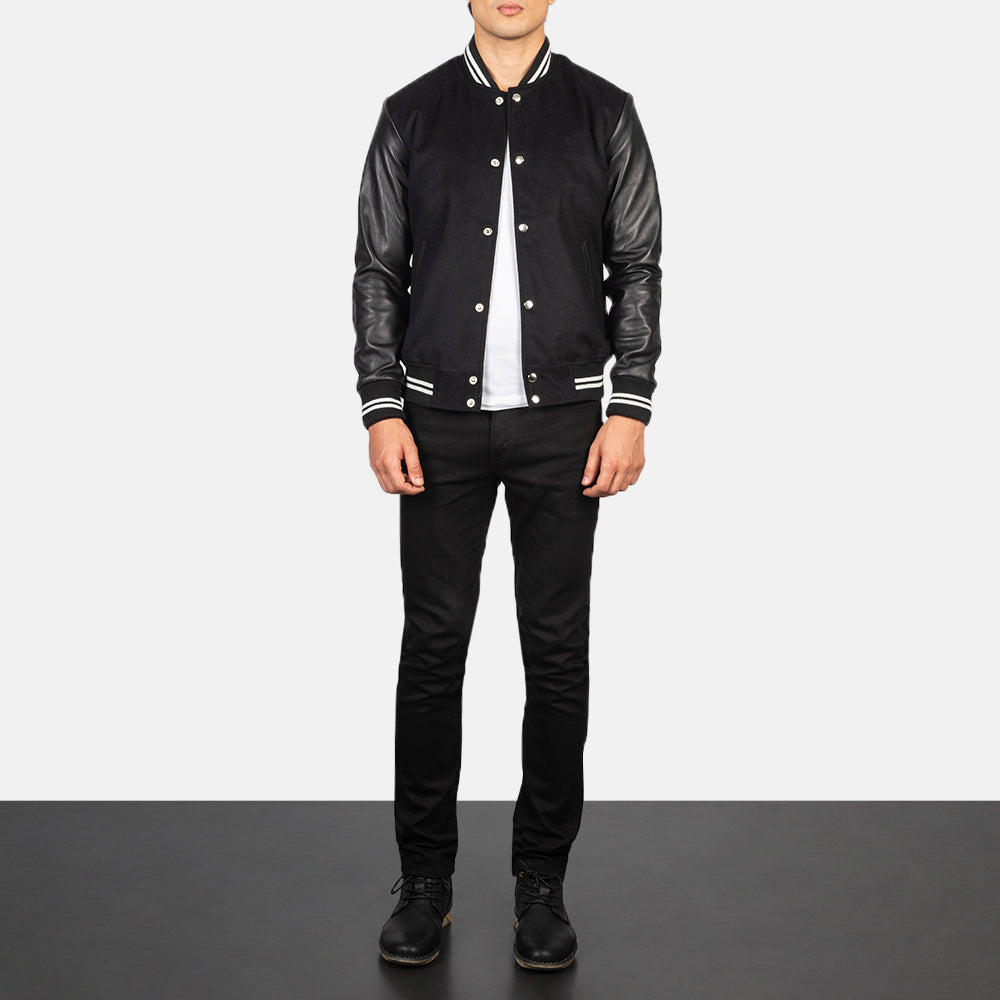 Men's Vaxton Noir Striped Hybrid Varsity Veste en Cuir pour Homme - Vue de profil avec coupe de manche ergonomique
