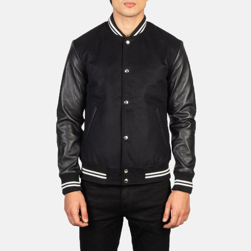 Vue détaillée of Varsity &amp; Snap Buttons Hardware on Men's Vaxton Noir Striped Hybrid Varsity Veste en Cuir pour Homme