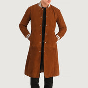 Wilde Marron Suede Varsity Manteau en Cuir pour Homme in Tan Bown Goatskin Suede - Vue de face &amp; silhouette ajustée | Acheter en ligne