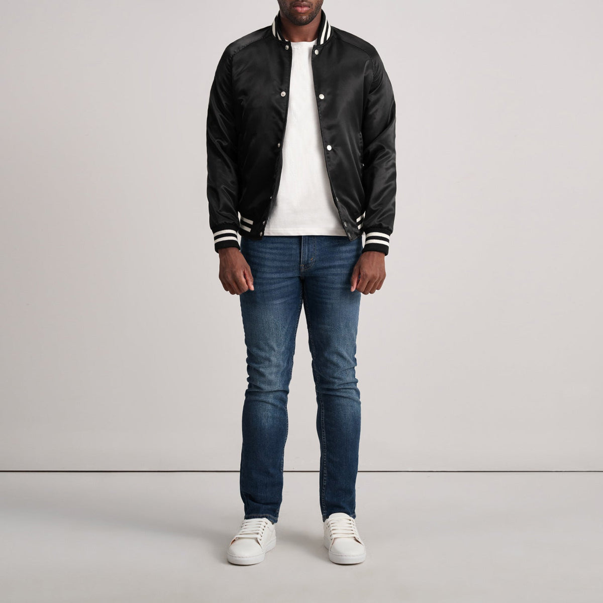 Vue détaillée of Varsity &amp; Button Hardware on Xander Noir Varsity Veste en Cuir pour Homme