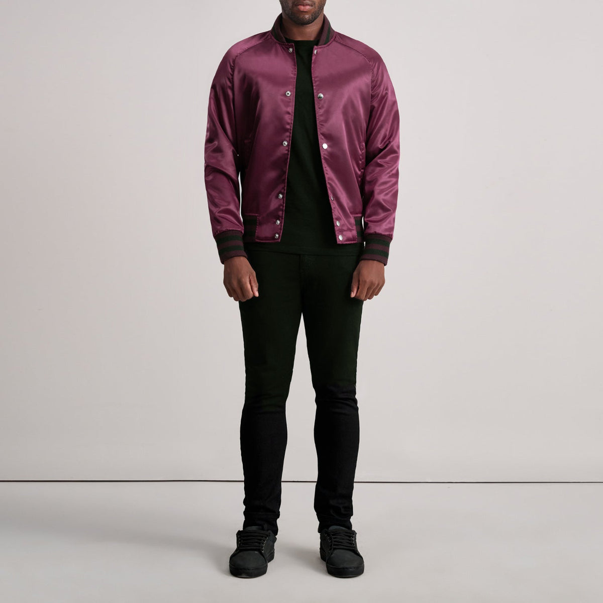 Vue détaillée of Varsity &amp; Button Hardware on Xander Bordeaux Varsity Veste en Cuir pour Homme