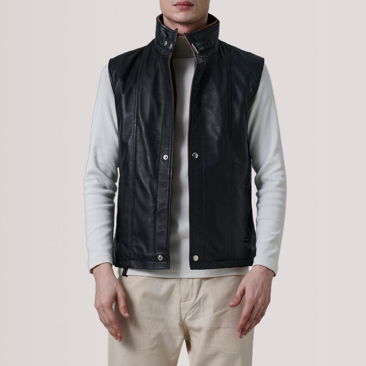 Zane Grey Suede Vest For Men in Grey Goatskin Suede - Vue de face &amp; silhouette ajustée | Acheter en ligne